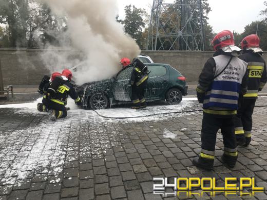 Peugeot zapalił się w centrum Opola