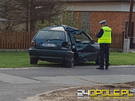 Volkswagen wylądował na słupie po zderzeniu w Czarnowąsach