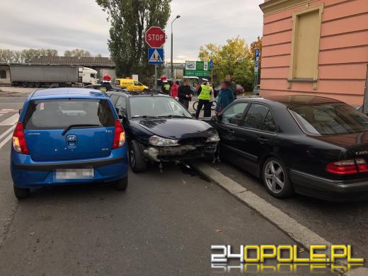 Kierowca forda mondeo wjechał w trzy auta i uciekł