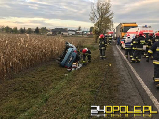 Małżeństwo z dwójką dzieci trafiło do szpitala po dachowaniu