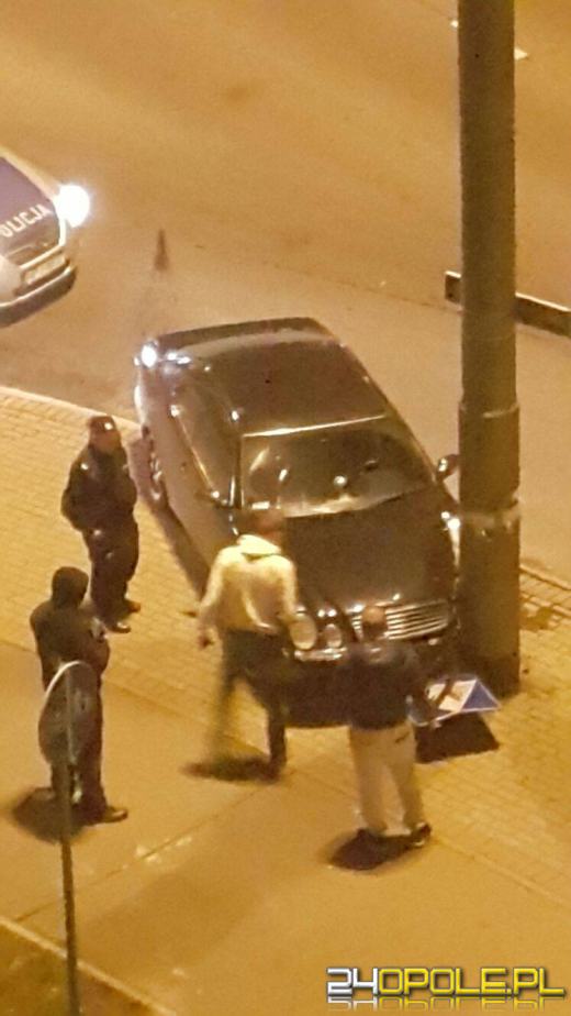 Jechał za szybko, uderzył w latarnię