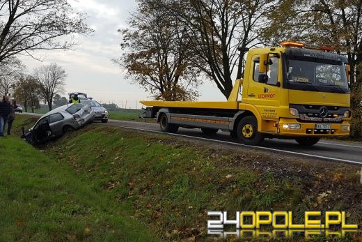 Kierowca audi jechał zbyt szybko, zakończył podróż na drzewie