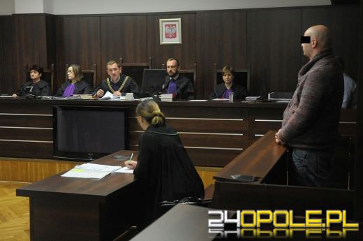 Miłosz C. jest oskarżony o zadźganie swojego sąsiada. Grozi mu dożywocie.