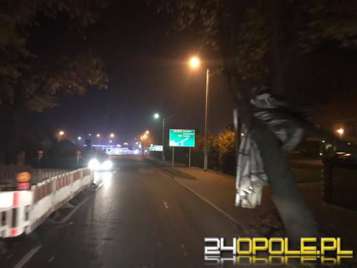 Ciężarówka uszkodziła naczepę na przydrożnym drzewie