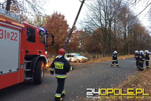 Kierowca mazdy wjechał w słup przed przejazdem kolejowym