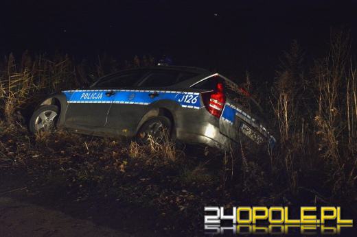 Policyjny pościg za 21-latkiem. Radiowóz i volkswagen w rowie.