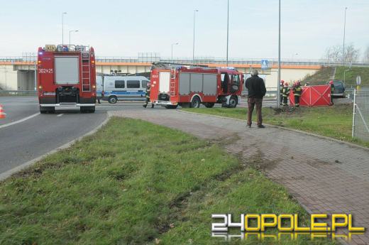 Tragiczny wypadek na Zaodrzu. Kierowca wypadł z samochodu.