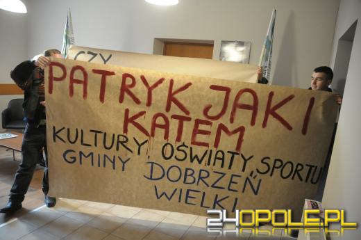Przeciwnicy Dużego Opola okupowali biuro poselskie Patryka Jakiego 