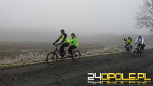 Niewidoma dziewczyna zwiedza świat na rowerze