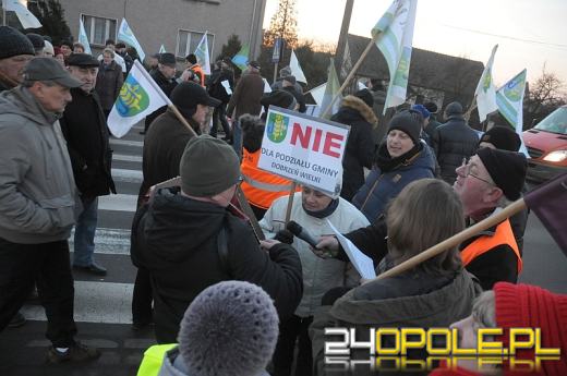 Blokada drogi w Czarnowąsach zakończona. "Czas na głodówkę".