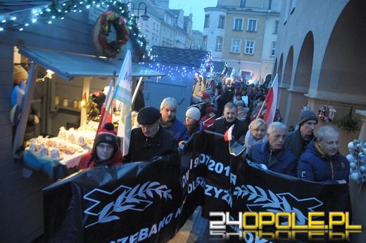 Kolejna "miesięcznica pogrzebania demokracji" i zamieszanie pod katedrą