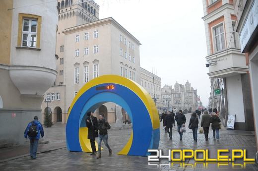 Brama Jubileuszowa liczy Opolan przechodzących przez rynek