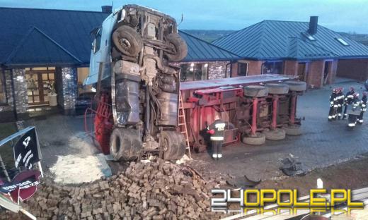 Ciężarówka przewróciła się w Izbicku