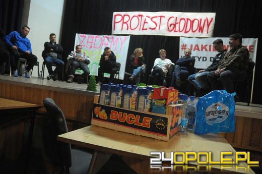 Kolejne osoby przyłączają się do głodówki w Dobrzeniu Wielkim