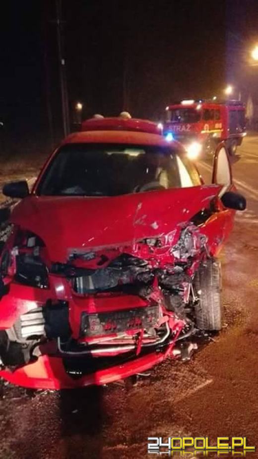 Czołowe zderzenie volkswagena i chevroleta 