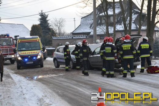 Czołowe zderzenie w Popielowie. Cztery osoby w szpitalu.
