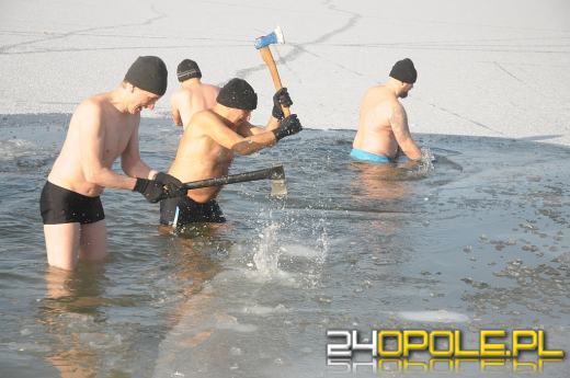 Kąpiel w przeręblu to ogromna frajda - przekonują opolskie morsy