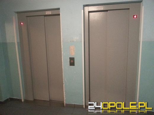 Mieszkańcy bloku przy ul. Piotrkowskiej 1: "Nasze windy są niebezpieczne!"