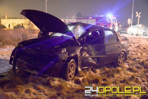 Kierowca opla wjechał wprost pod szynobus, po czym uciekł