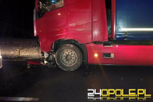 Czołowe zderzenie ciężarówki z samochodem osobowym