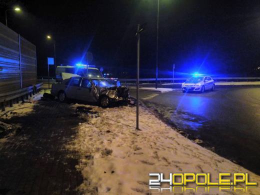 Mercedes dachował na obwodnicy Kędzierzyna-Koźla. Kierowca uciekł.