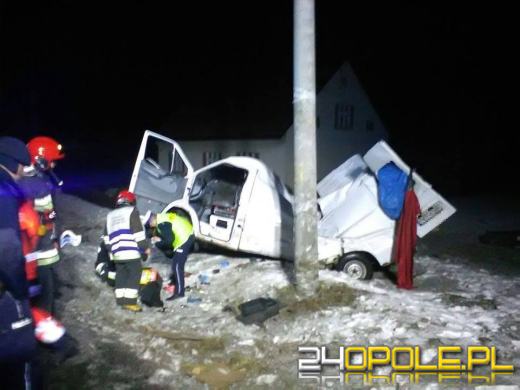 Bus roztrzaskał się na słupie. Kierowca był pijany?