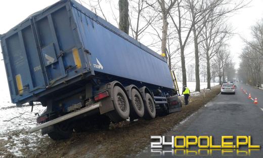 Ciężarówka uderzyła w drzewo, kierowca ciężko ranny