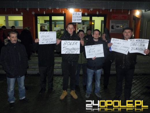 Lech Wałęsa honorowym obywatelem Namysłowa. Przed budynkiem protesty.