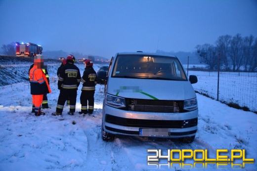 Laweta wioząca samochód wypadła z autostrady