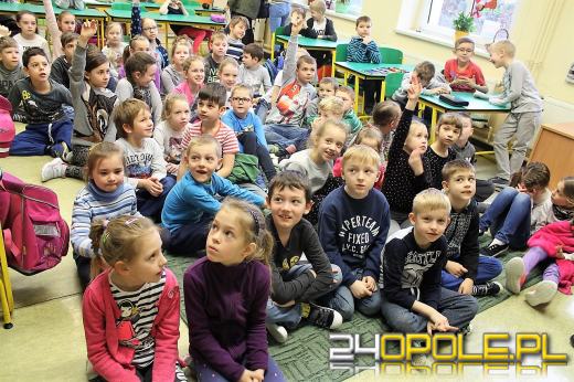 Policjanci przypominają dzieciom, jak bezpiecznie wypoczywać