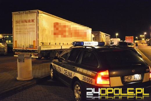 Turecka ciężarówka z obcokrajowcami zatrzymana na A4