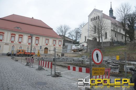 Opóźnia się remont schodów przy kościele "na górce" 