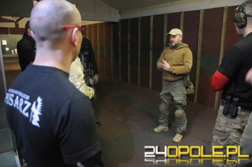 Emerytowany żołnierz GROM-u szkolił opolan w strzelaniu