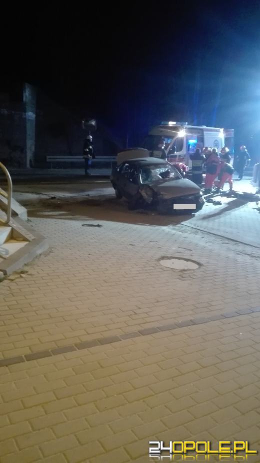 Opel uderzył w wiadukt. Interweniował śmigłowiec LPR.