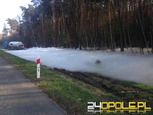 Przewrócona cysterna jest wyciągana z rowu na A4