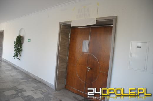 Opozycja protestuje przeciwko Sali im. Lecha Kaczyńskiego