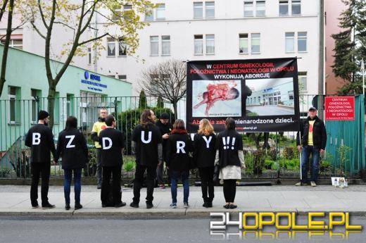 Przeciwnicy i zwolennicy aborcji manifestowali pod szpitalem