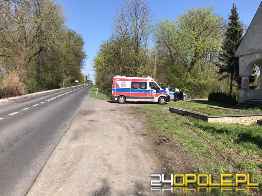 Auto uderzyło w drzewo, interweniował śmigłowiec LPR