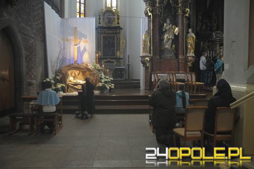 Dziś Wielka Sobota. "To dla wiernych dzień nadziei i oczekiwania".