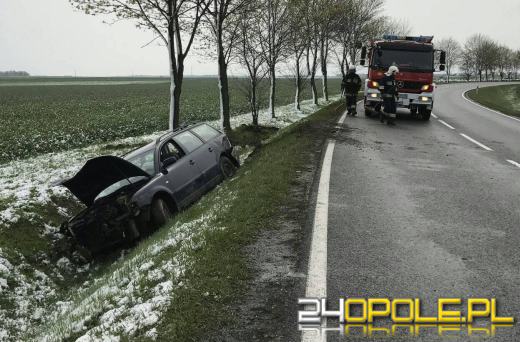 Trudne warunki i prędkość przyczyną dachowania w Kuniowie