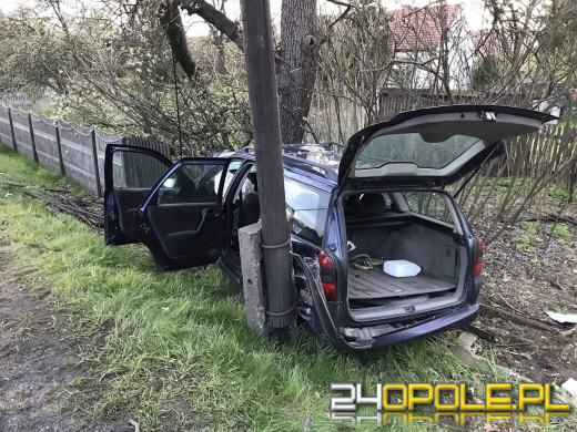 Opel wbił się w drzewo pod Kluczborkiem. Dwie osoby w szpitalu.
