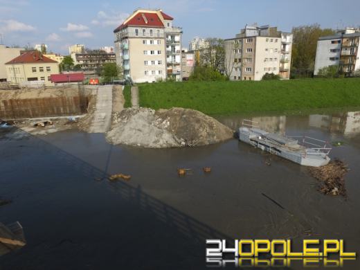 Woda zalała teren budowy nowego mostu nad Kanałem Ulgi
