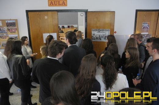 Maturzyści rozpoczęli egzamin dojrzałości. Dziś język polski. 