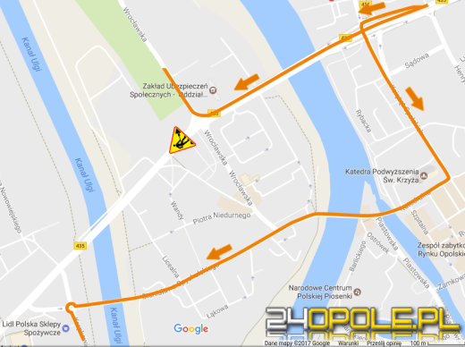 Łatają dziury przy kładce na Zaodrzu. Lepiej jechać objazdem.