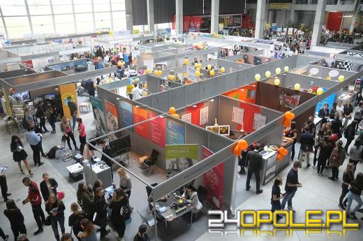 Tłumy uczniów na targach edukacyjnych w CWK