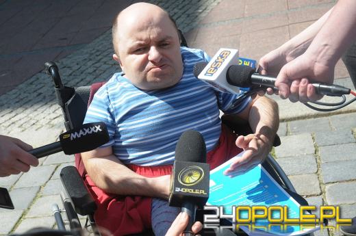 Sprzeciw wobec wyzyskowi. Zieloni i Razem zbierają podpisy