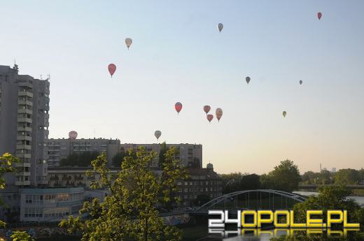 Nocny pokaz balonów rozświetlił Opole