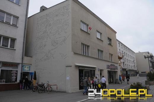 Na opolskich kamienicach powstaje kolorowy mural