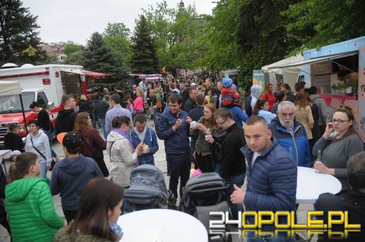 Smacznie na Placu Jana Pawła II. Trwa Zlot FoodTrucków.