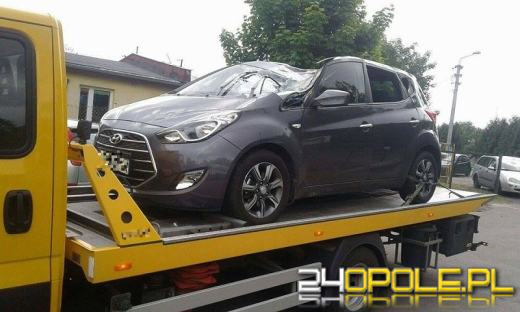 Na samochód spadło drzewo. Ranny kierowca